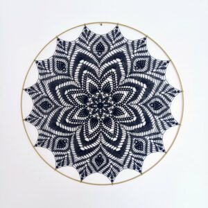 mandala XL bleu foncé au crochet